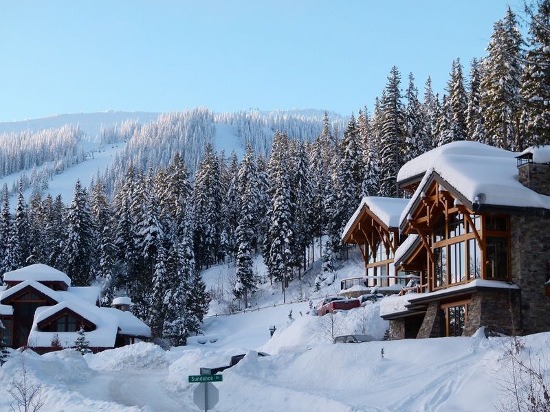 Chalet enneigé en Valais